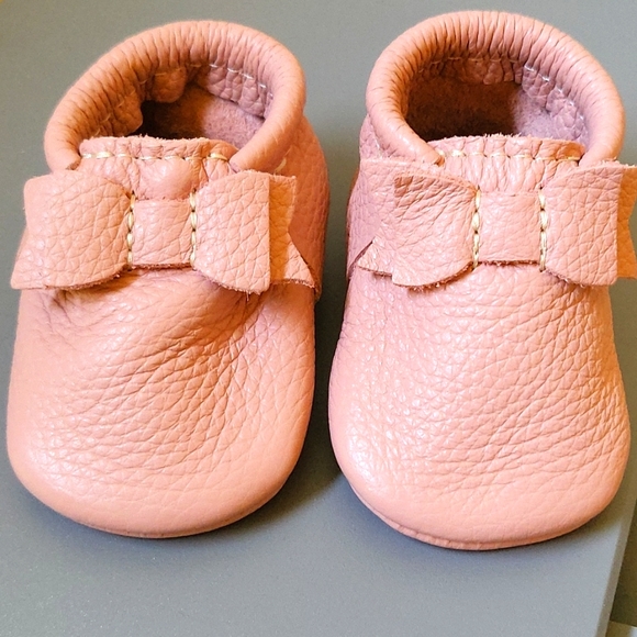 Freshly Picked Other - Freshly Picked bow baby moccasins leather shoes blush pink new mocc size 1